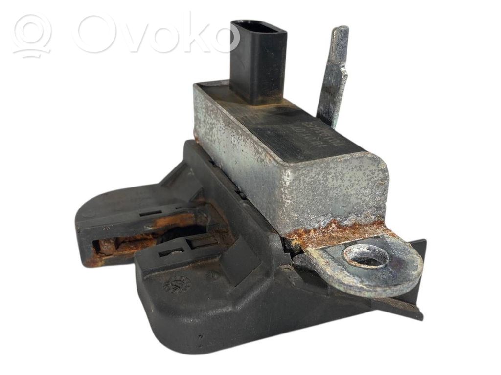 Aizmugurējā pārsega slēdzene