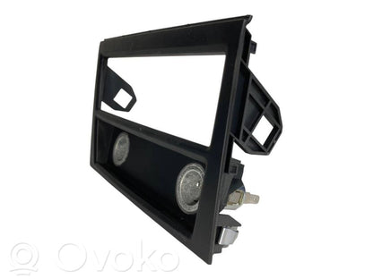 Aizmugurējā pelnutrauka dekoratīvā apdare