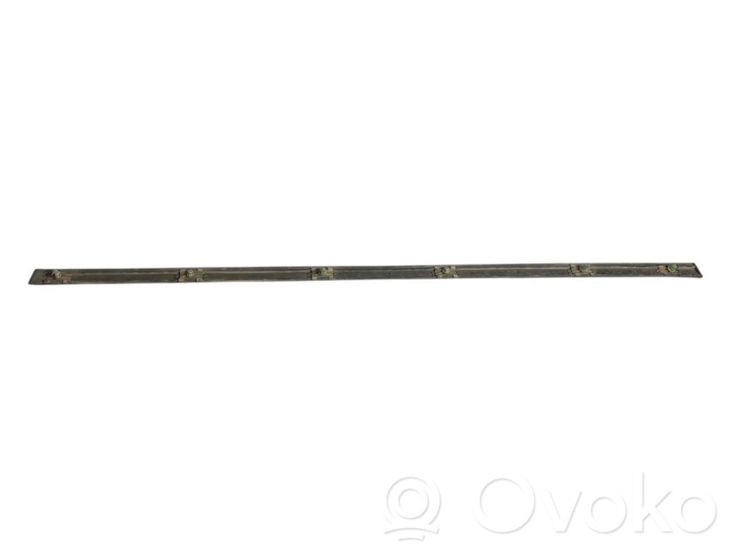 Priekšpusē durvju dekoratīvā apdare (moldings)