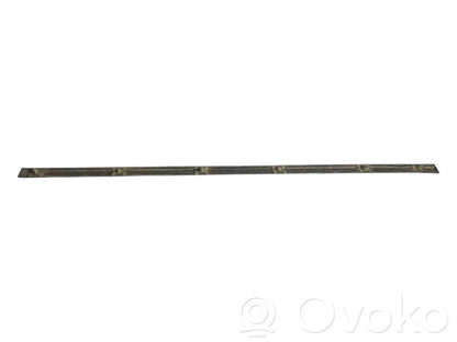 Priekšpusē durvju dekoratīvā apdare (moldings)