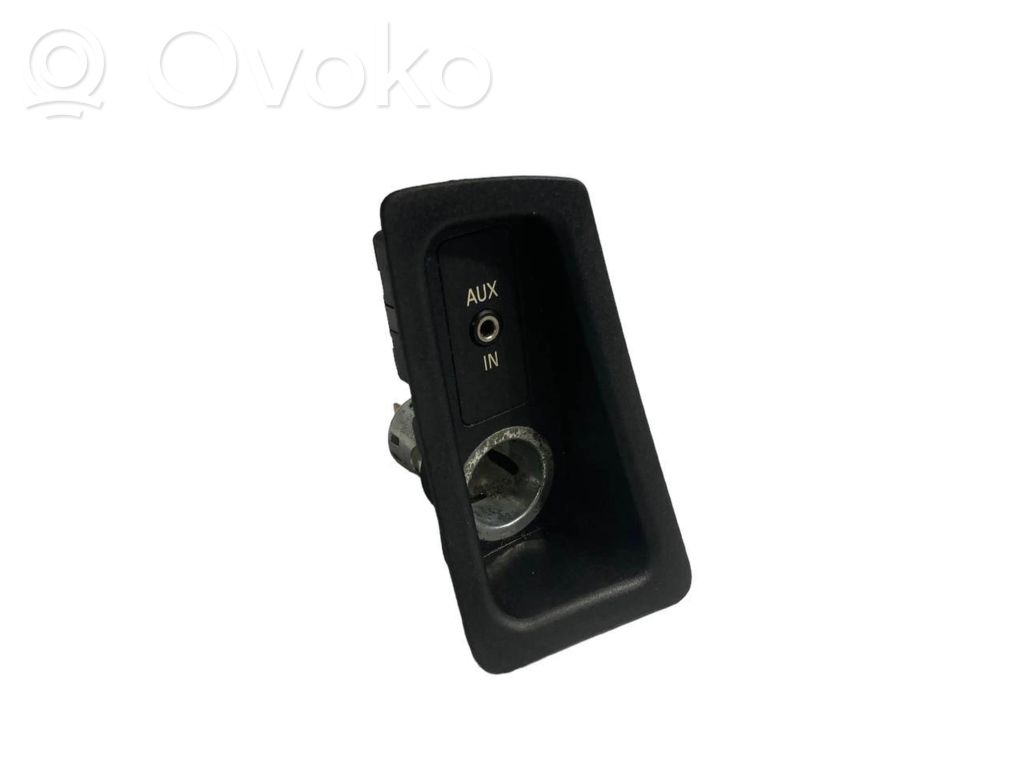 Cigarešu aizdedzināmais priekšā