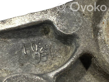 Transmission mounting bracket