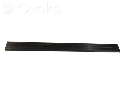 Priekšējā sliekšņa dekoratīvā apdare (ārējā)