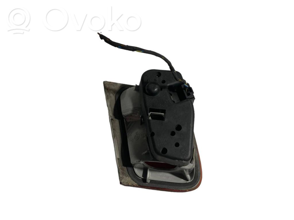 Aizmugurējais lukturis pārsegā