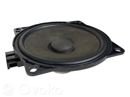 Skaļrunis (-i) priekšējās durvīs