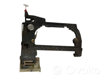 Priekšpusē turētājs / kronšteins ārējam atvēršanas rokturim