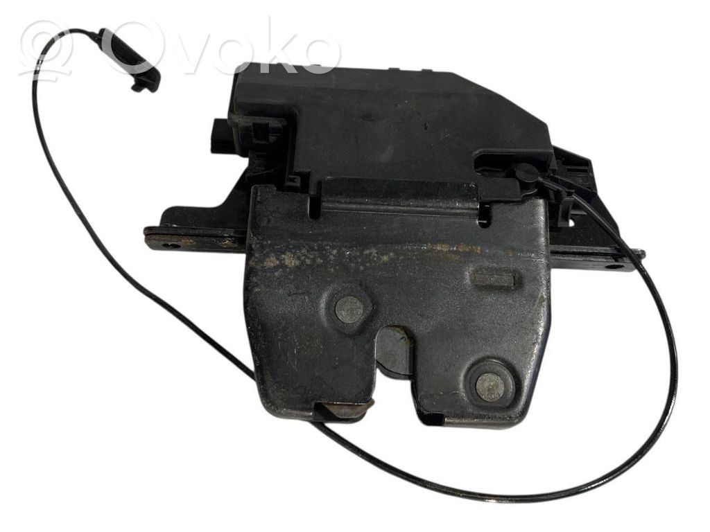 Aizmugurējā pārsega slēdzene