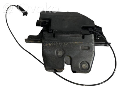 Aizmugurējā pārsega slēdzene