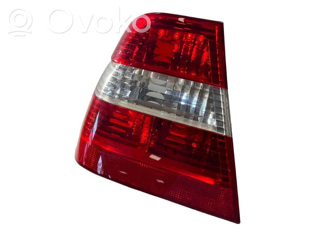 Aizmugurējais lukturis virsbūvē