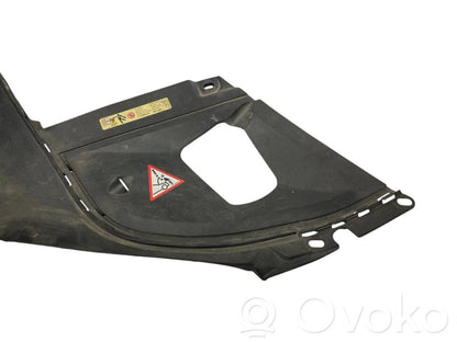 Dzinēja pārsega slēdzenes dekoratīvā apdare