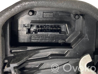 Priekšpusē slēdzene