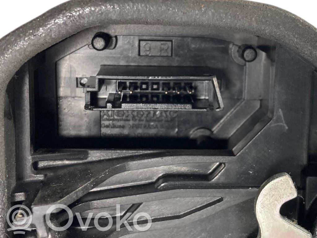 Priekšpusē slēdzene