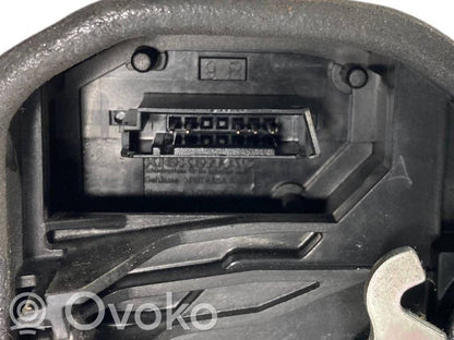 Priekšpusē slēdzene