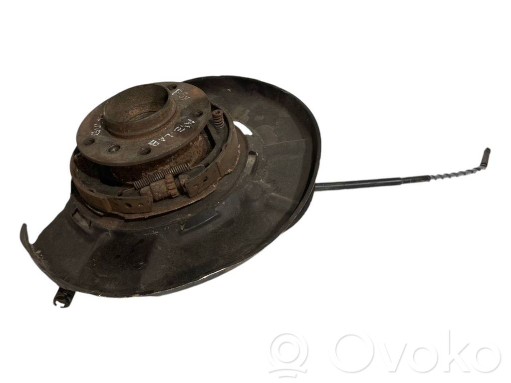 Aizmugurē riteņa rumbas vārpstas šarnīrs (stupica, capfa)