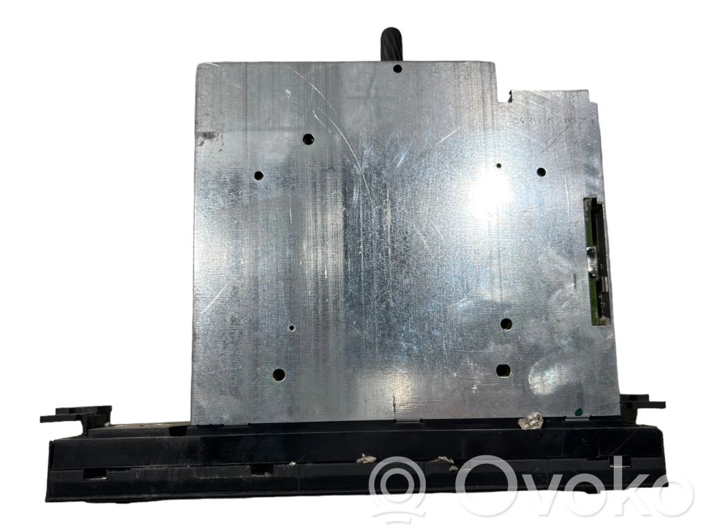 Radio / CD/DVD atskaņotājs / navigācija