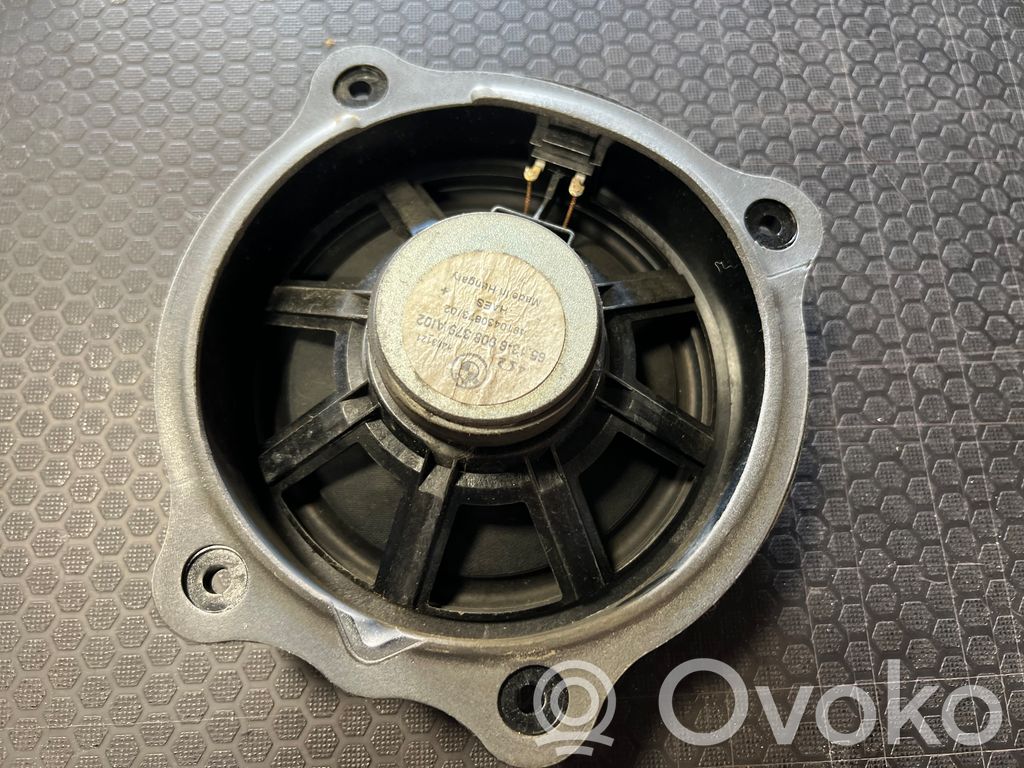 Skaļrunis (-i) aizmugurējā palodzē