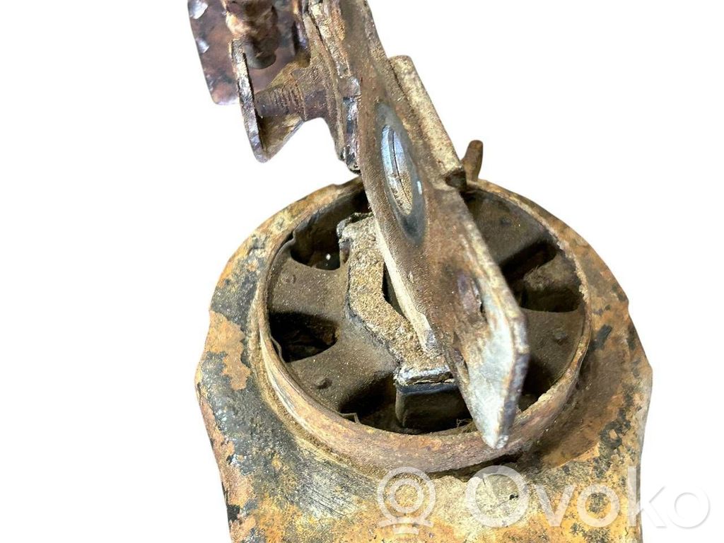 Aizmugurē riteņa rumbas vārpstas šarnīrs (stupica, capfa)