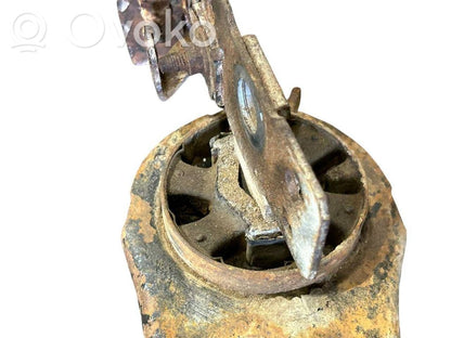 Aizmugurē riteņa rumbas vārpstas šarnīrs (stupica, capfa)