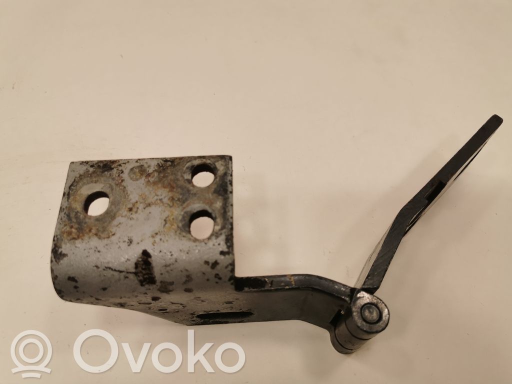 Dzinēja pārsega eņģe (-es)