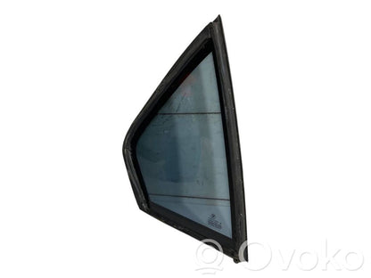 Маленькое стекло "А" в задней двери