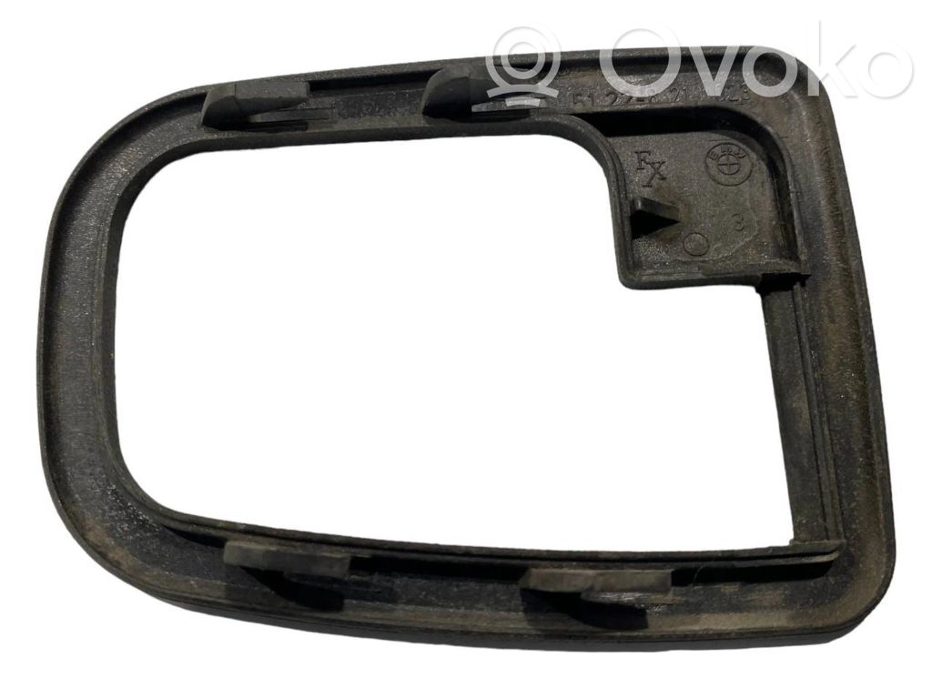 Priekšpusē durvju roktura vāciņš