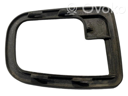 Priekšpusē durvju roktura vāciņš