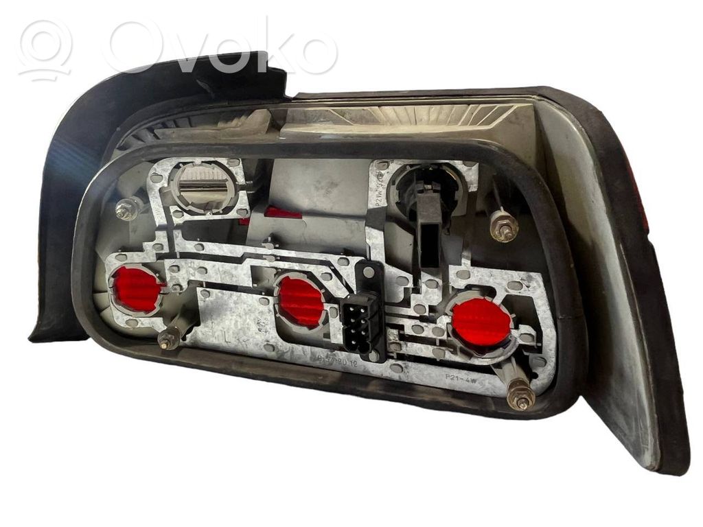 Aizmugurējais lukturis virsbūvē