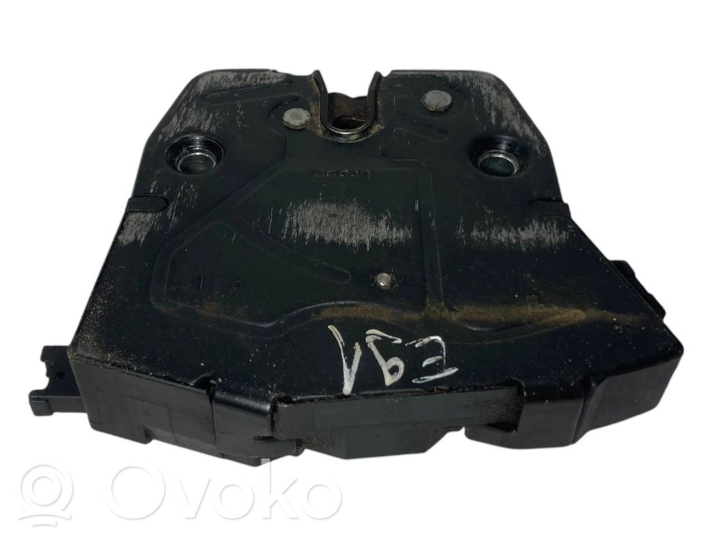 Aizmugurējā pārsega slēdzene