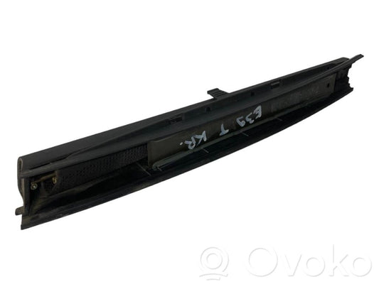 Aizmugurē logu aizkars