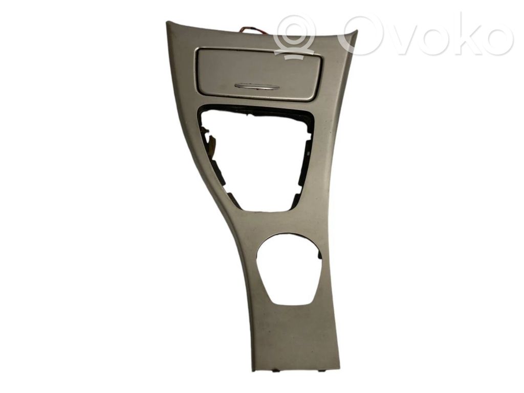 Ātrumu pārslēgšanas sviras dekoratīvā apdare (plastmasas)