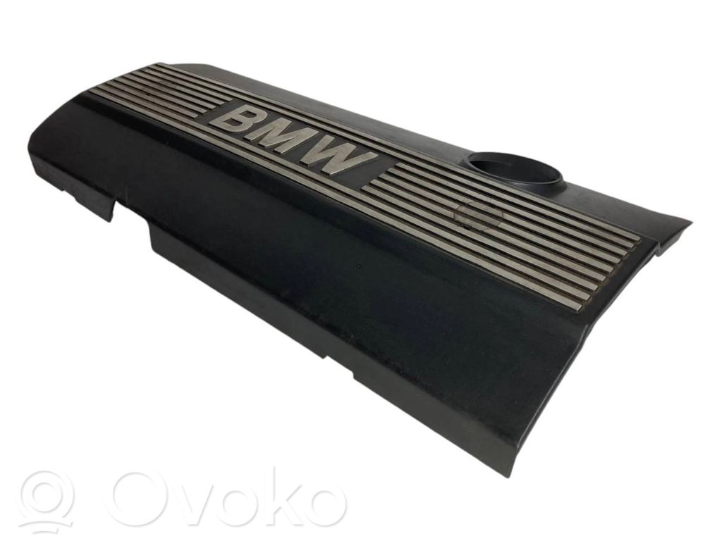 Dzinēja pārsegs (dekoratīva apdare)