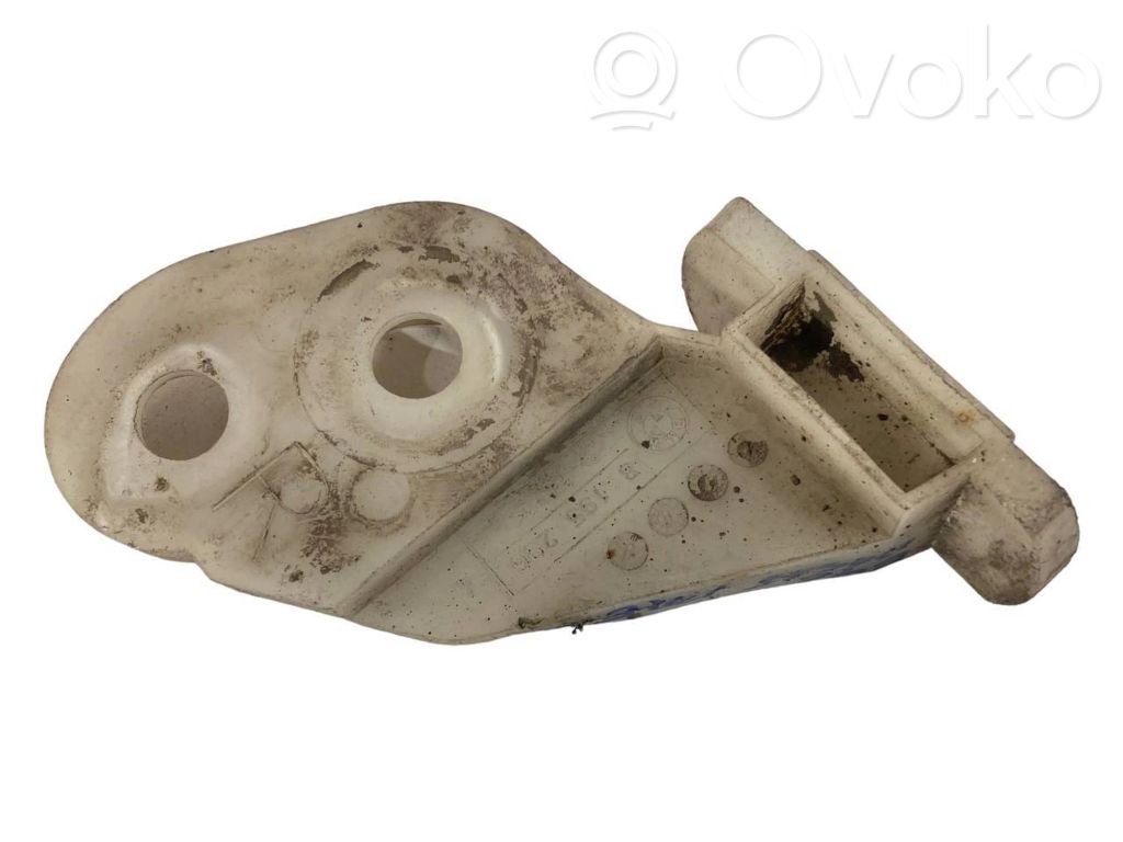 Priekšpusē bampera turētājs