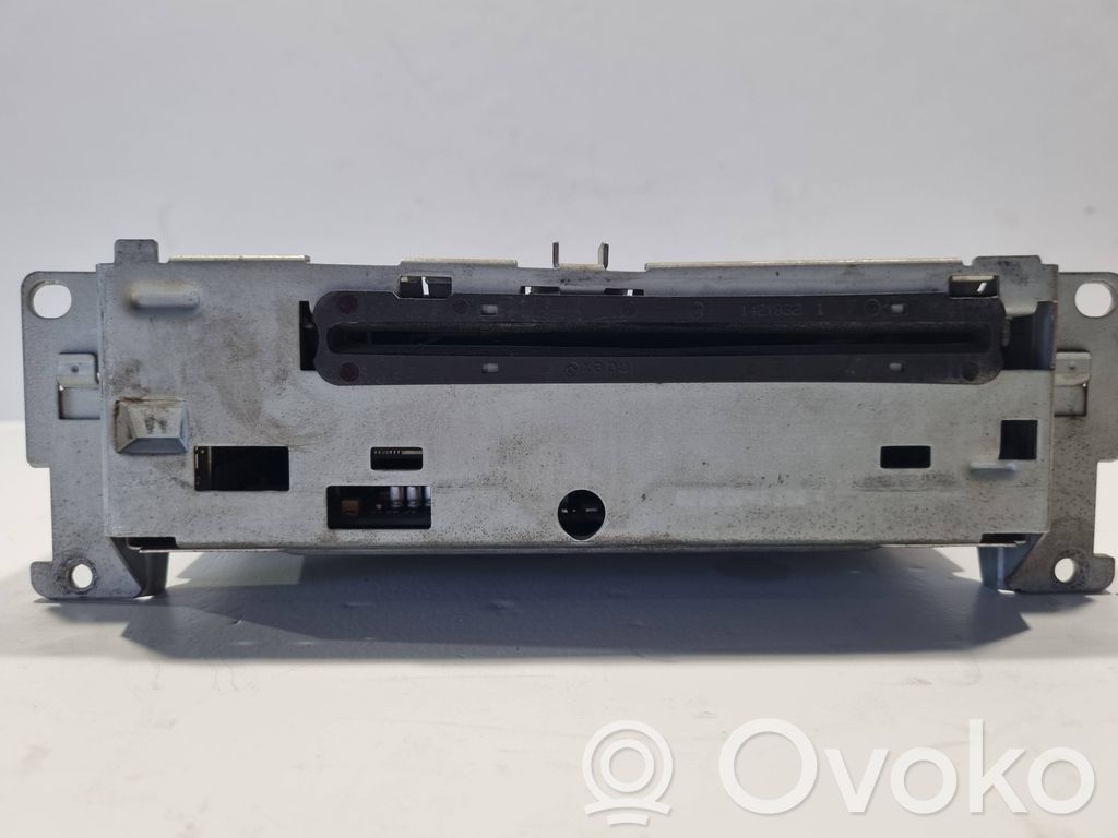 Radio / CD/DVD atskaņotājs / navigācija