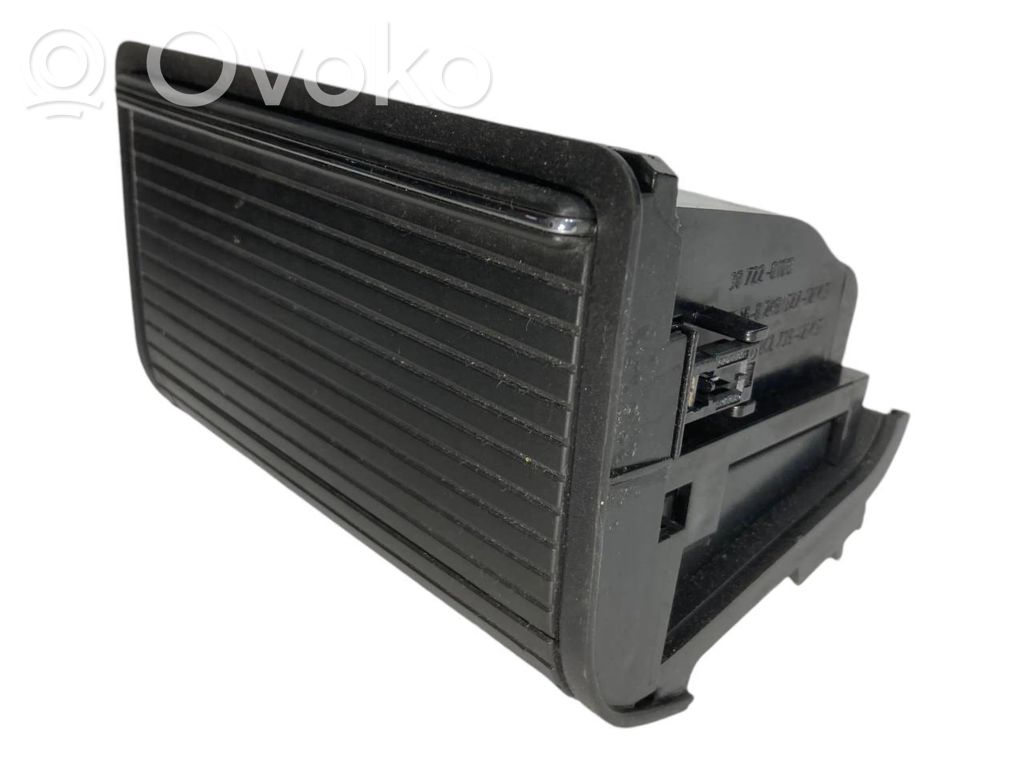 Pelnutrauks (aizmugurē)