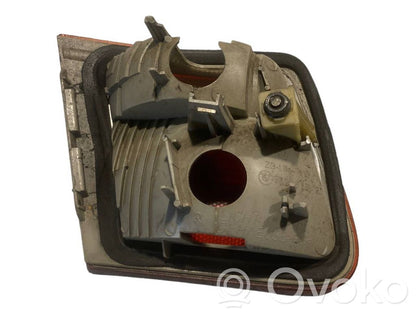 Aizmugurējais lukturis pārsegā