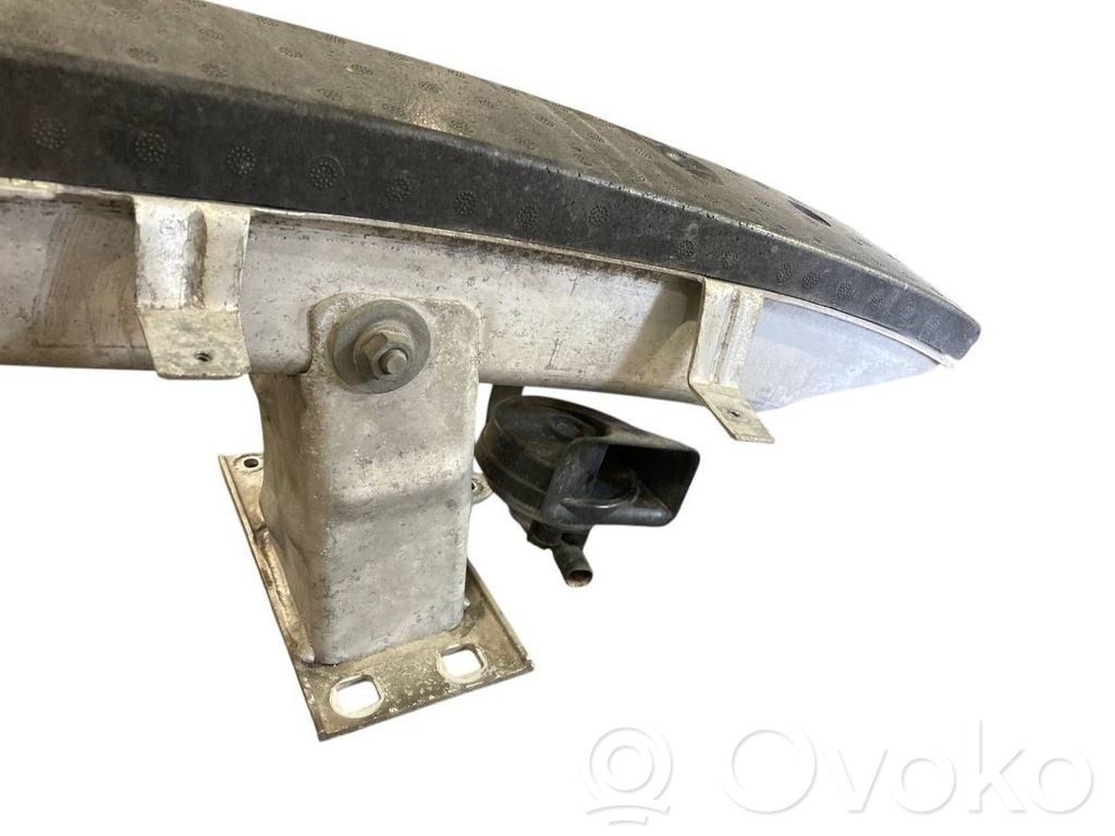 Priekšpusē bampera sija / balka