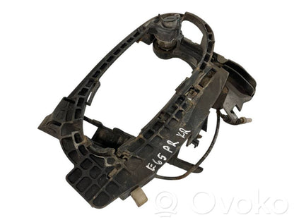 Priekšpusē turētājs / kronšteins ārējam atvēršanas rokturim