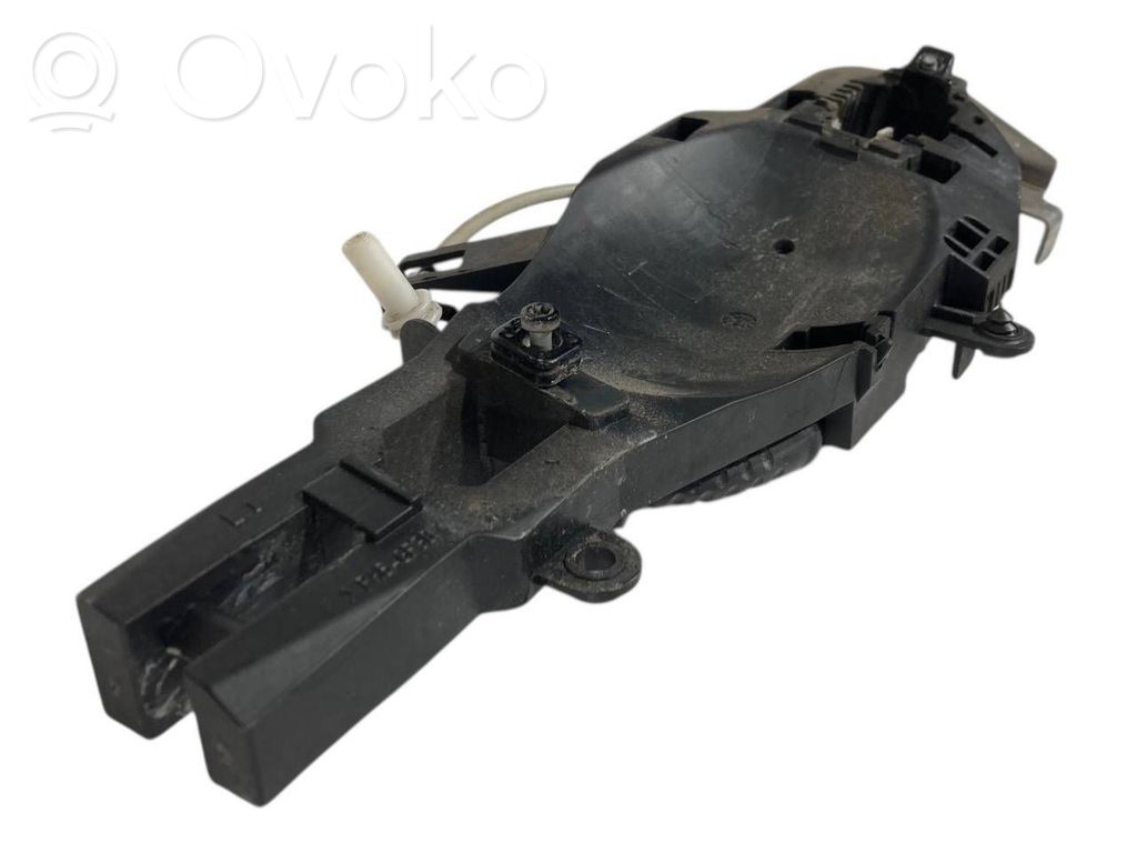 Priekšpusē turētājs / kronšteins ārējam atvēršanas rokturim