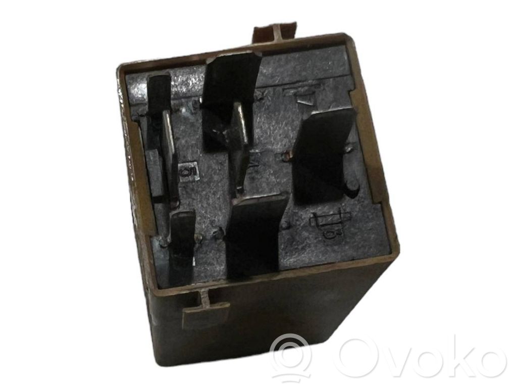 Logu tīrītāju relejs