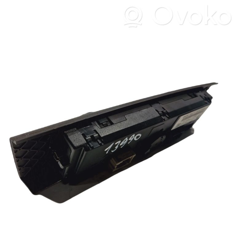 Gaisa kondicioniera / klimata kontroles / salona apsildes vadības bloks (salonā)