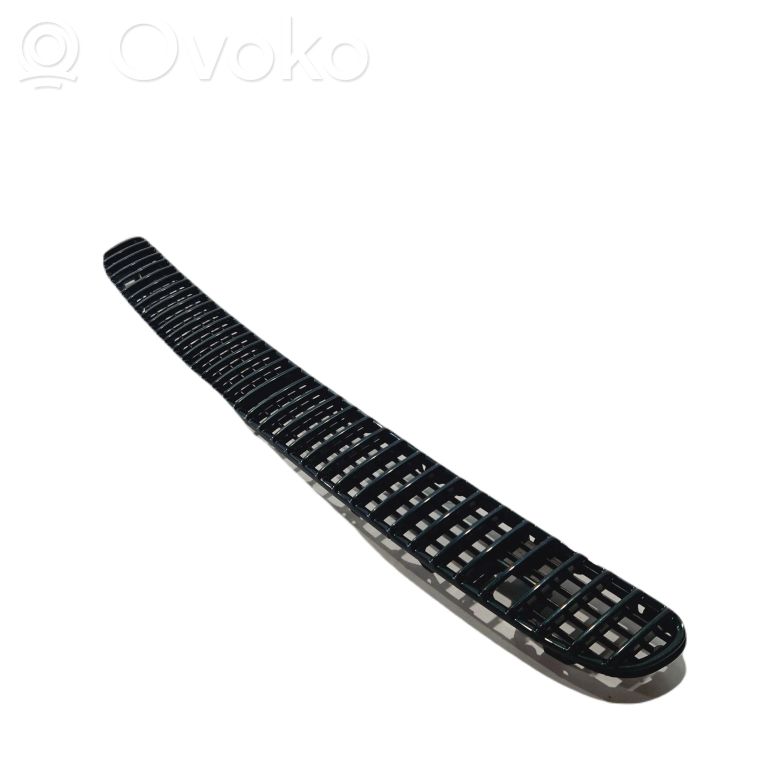 Декоративная решетка капота