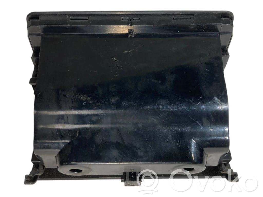 Pelnutrauks (aizmugurē)