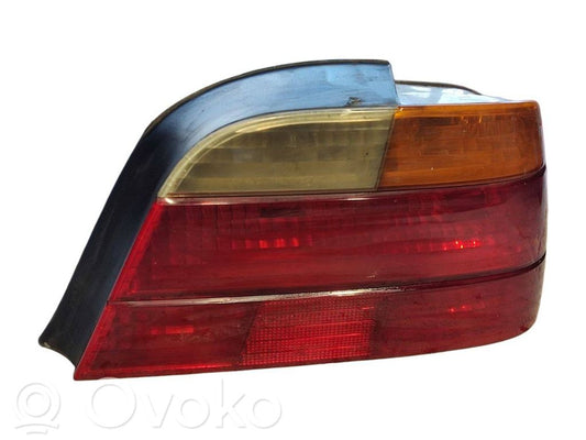 Aizmugurējais lukturis virsbūvē