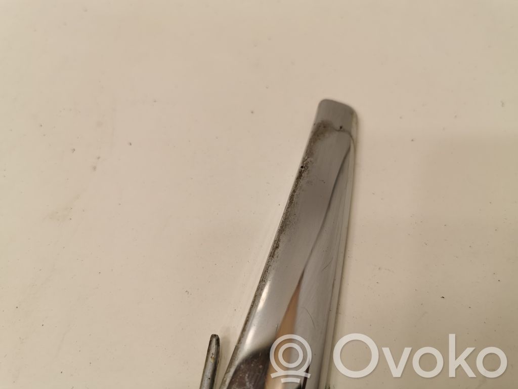 Priekšpusē dekoratīva bampera uzlikas