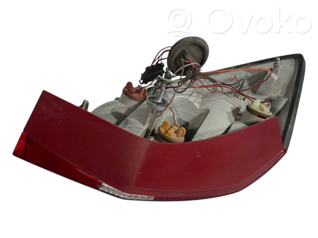 Задний фонарь в кузове