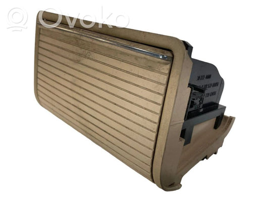 Pelnutrauks (aizmugurē)