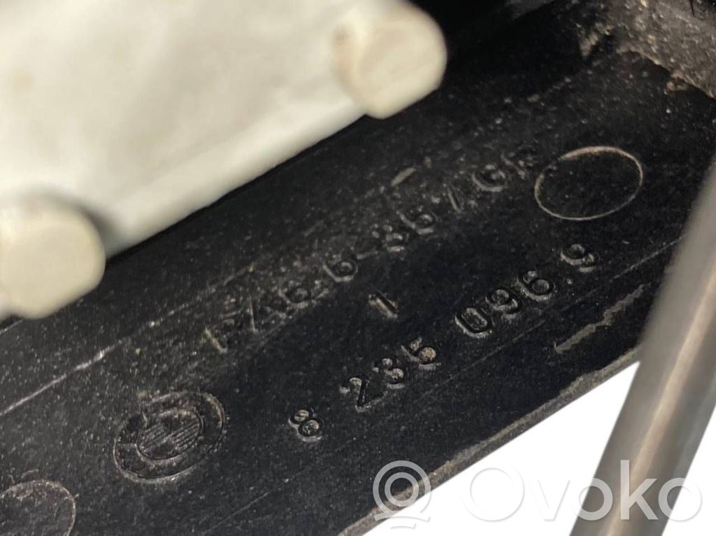 Priekšpusē slēdzene