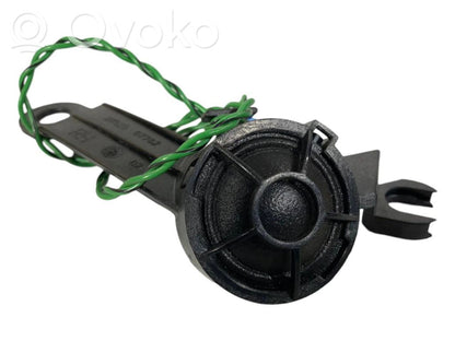 Augsto frekvenču skaļrunis (-i) priekšējās durvīs