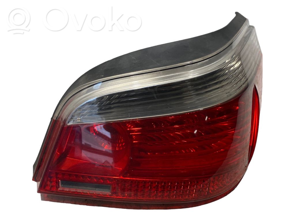 Задний фонарь в кузове