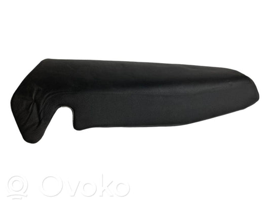 Боковая декоративная накладка возле заднего сиденья (верхняя часть)